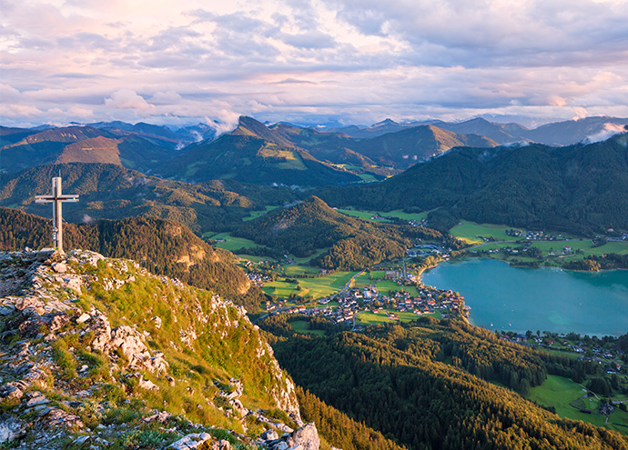 Wunderschöne Aussicht vom Gipfel eines Berges.
