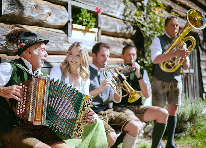 Eine musizierende Gruppe, die in Tracht angezogen ist.