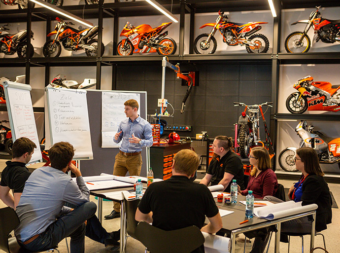 Junge und dynamische Gruppe bei einem Team-Meeting.