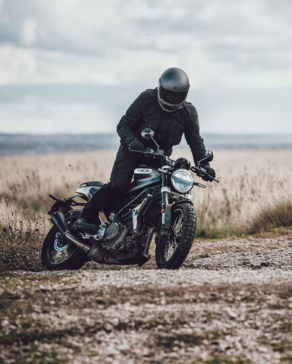 Husqvarna Fahrer genießt eine Offroad-Ausfahrt mit seiner Svartpilen 401. 