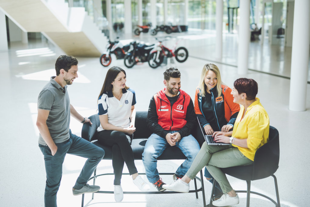 KTM AG Mitarbeiter bei einem amüsanten Team Meeting.