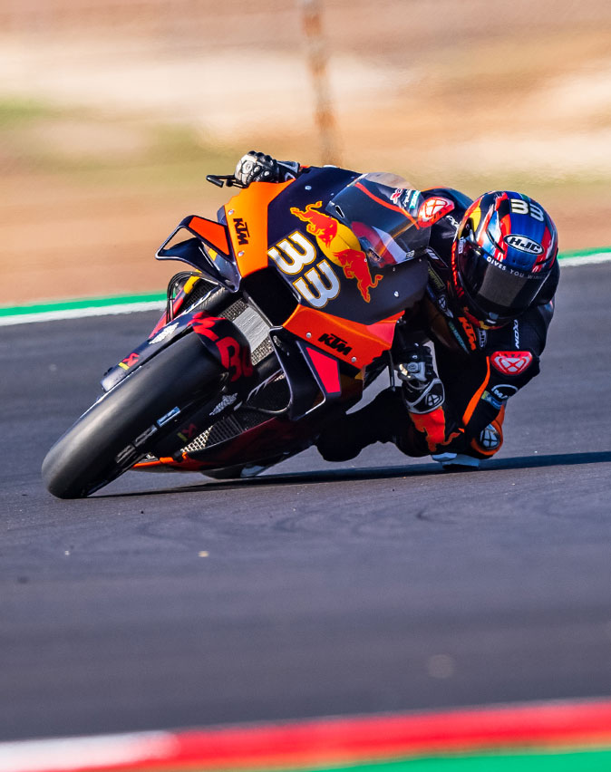 KTM Werksfahrer Brad Binder bei einer Kurvenfahrt mit enormer Seitenlage.  